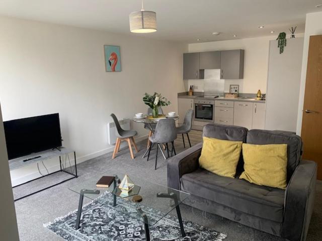 Beautiful 2 Bedroom Apartment *
